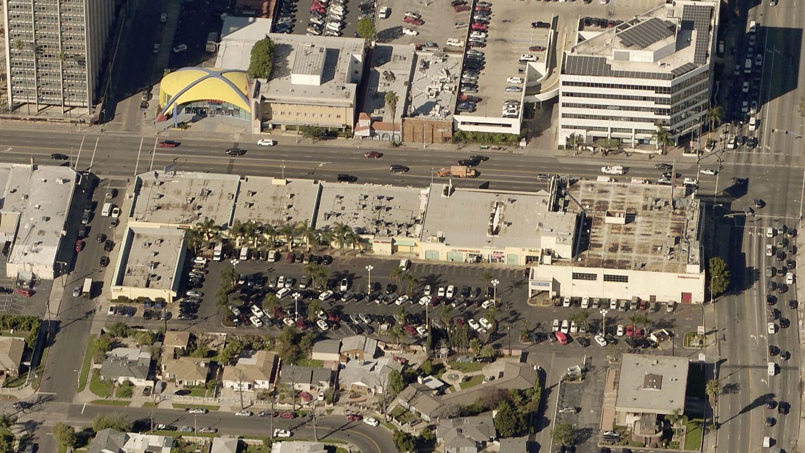 VAN NUYS & ROSCOE CENTER