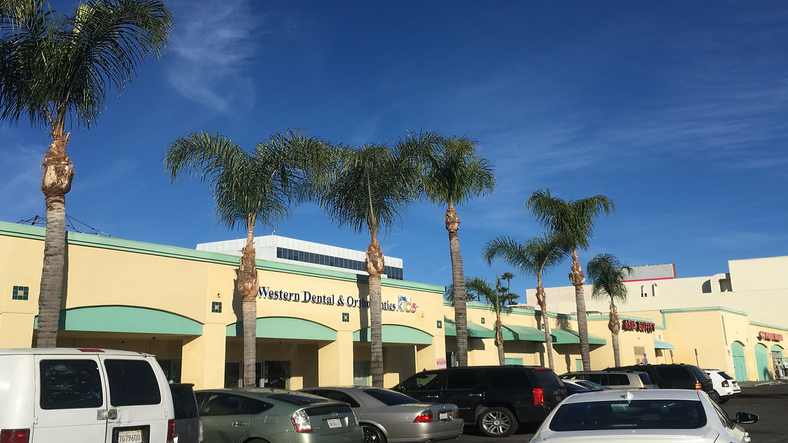 VAN NUYS & ROSCOE CENTER